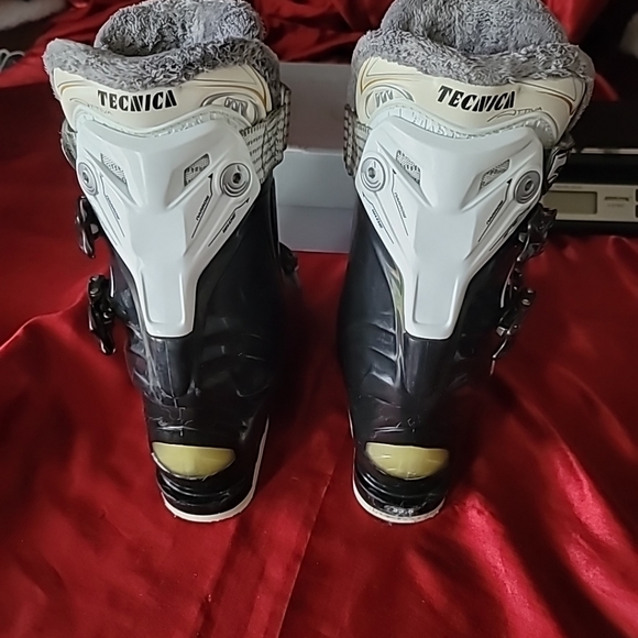 TECNICA Designed To PerformSKI BOOTS MEN SIZE 23.5 M+10 275mm GREAT CONDITION - Picture 4 of 9
